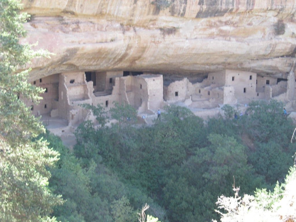 Die Kliffbehausung Spruce Tree House liegt geschützt in einer großen Sandstein-Alkove unterhalb des Canyonrands im Mesa-Verde-Nationalpark.