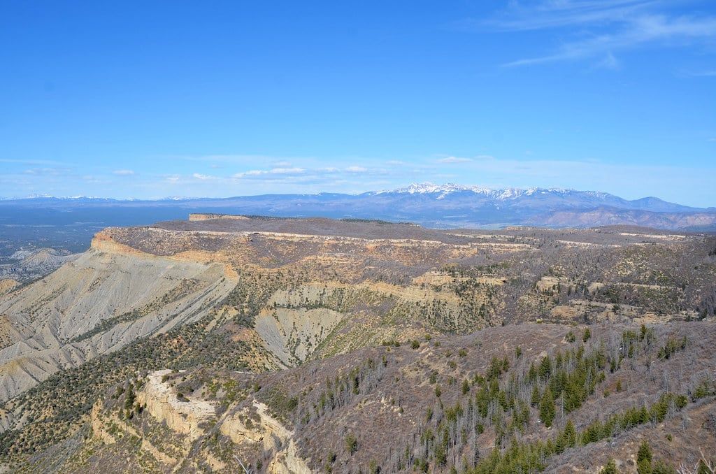 Panoramablick über zerklüftete Mesas, Täler und ferne Berge vom Park Point im Mesa-Verde-Nationalpark.