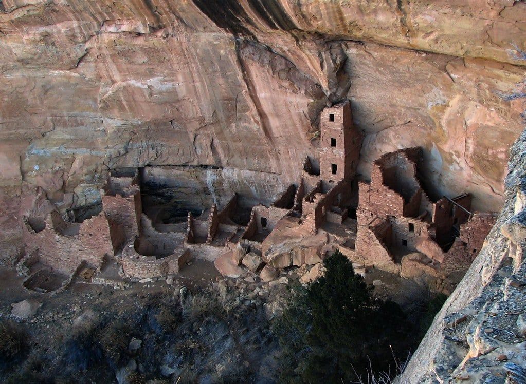 Die alte steinerne Felswohnung Square Tower House liegt geschützt unter einer steilen Sandstein-Nische im Mesa-Verde-Nationalpark.