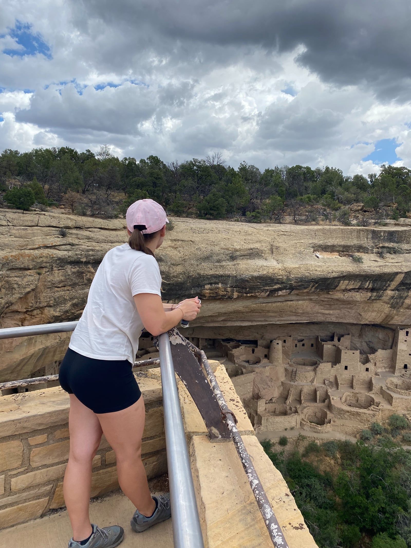 Foto de un visitante en un tour por Parque Nacional Mesa Verde