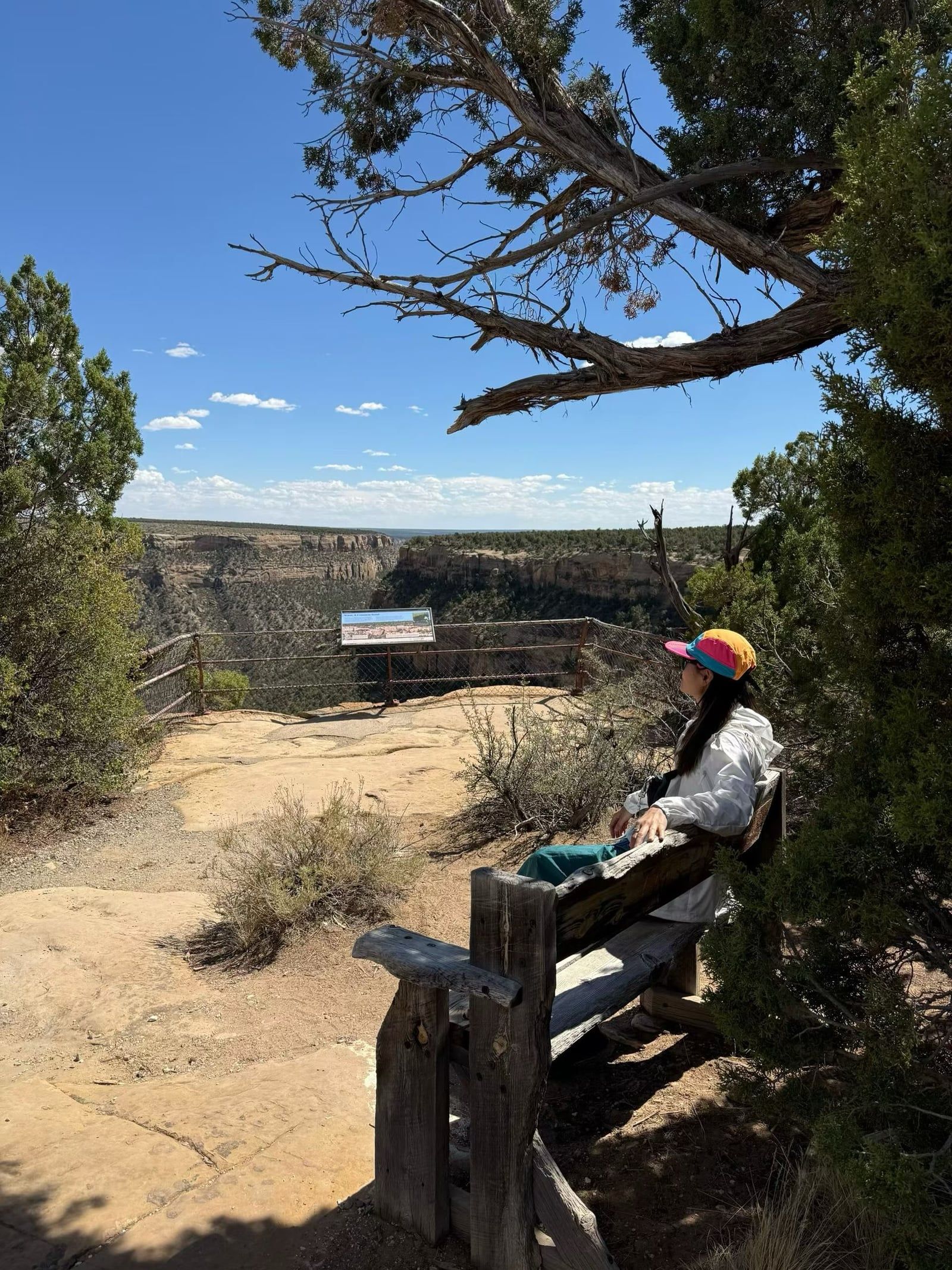 Foto de un visitante en un tour por Parque Nacional Mesa Verde